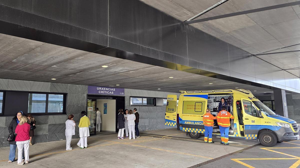 Una ambulancia en el acceso a Urgencias del hospital Álvaro Cunqueiro.