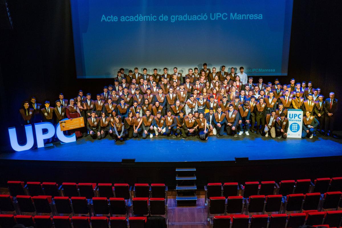 MANRESA . ACTE GRADUACIO UPC FOTO FINAL . ESTUDIANTS . TEATRE KURSAAL