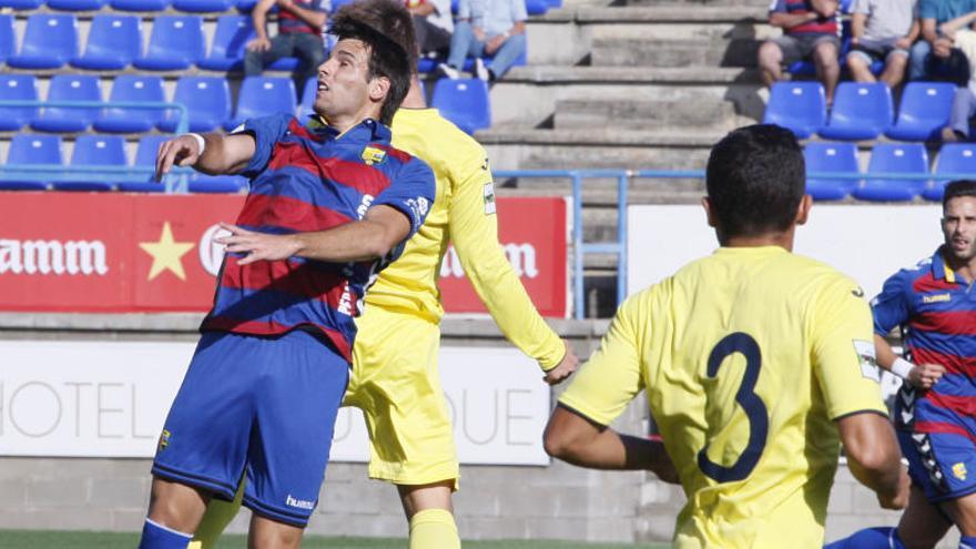 Una acció del Llagostera-Vila-real (2-2), al Palamós-Costa Brava