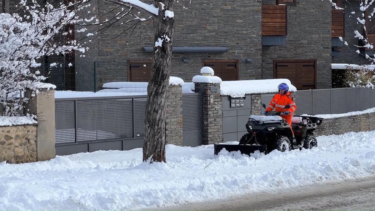 Un operari municipal neteja la neu a Puigcerdà