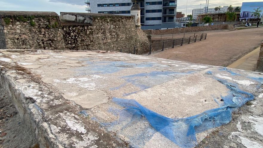 El PSOE de Badajoz pide al ayuntamiento que actúe ante la &quot;pésima&quot; imagen del hornabeque del Puente de Palmas