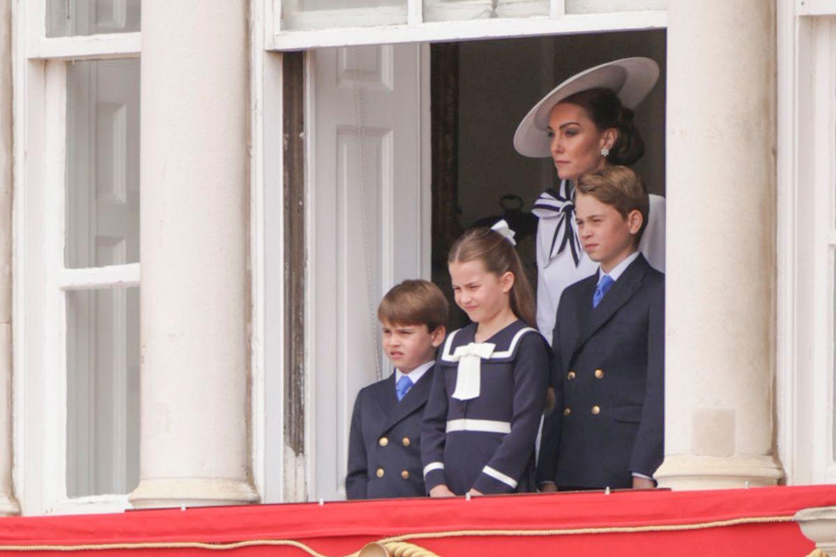 La familia de los príncipes de Gales asomados al balcón de Buckingham