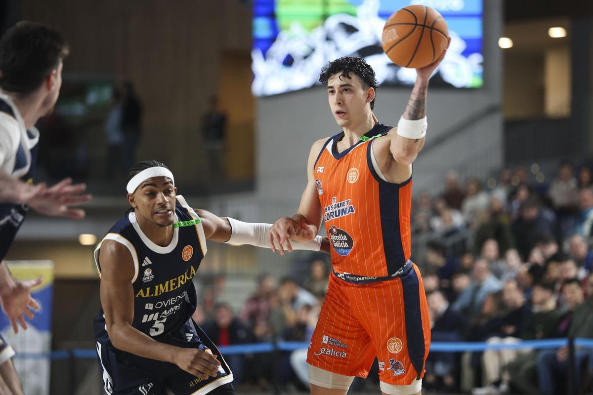 Caio Pacheco retiene el balón presionado por Greg Parham.