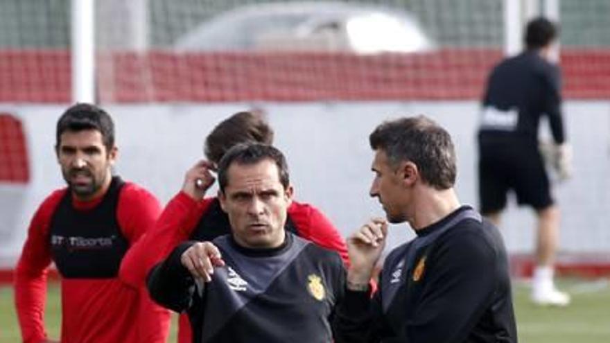 Sergi Barjuan da instrucciones a sus jugadores en Son Bibiloni.