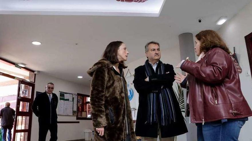 Melania Álvarez y Fermín Bravo conversan con Cristina Avella, directora del Albergue Covadonga.