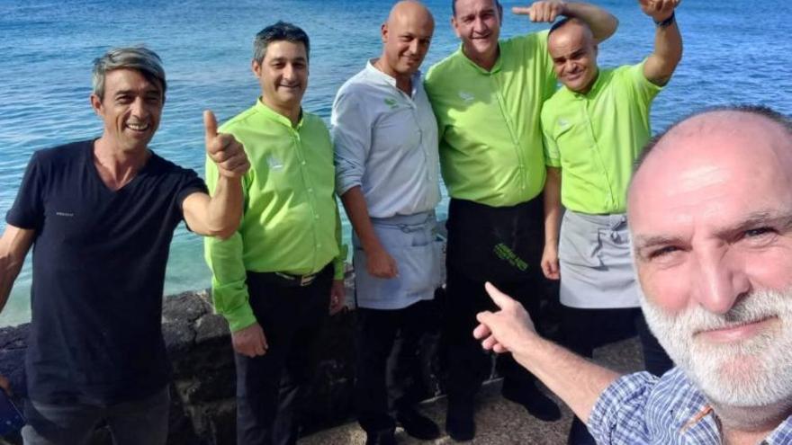 Chef Andrés junto a trabajadores del restaurante Brisa Marina.