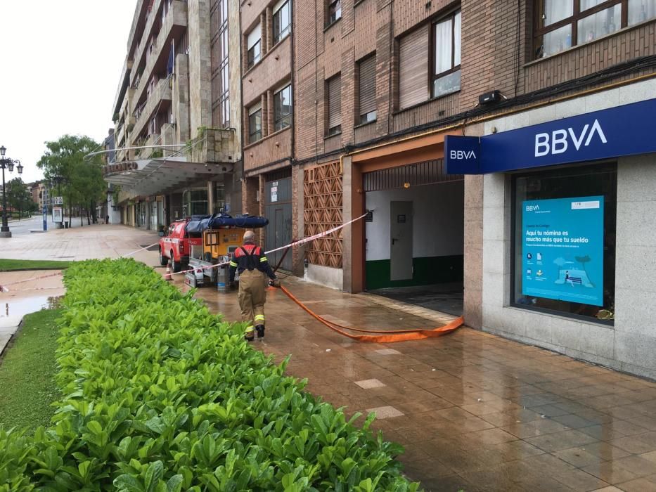 Una tromba de agua anega garajes de Oviedo