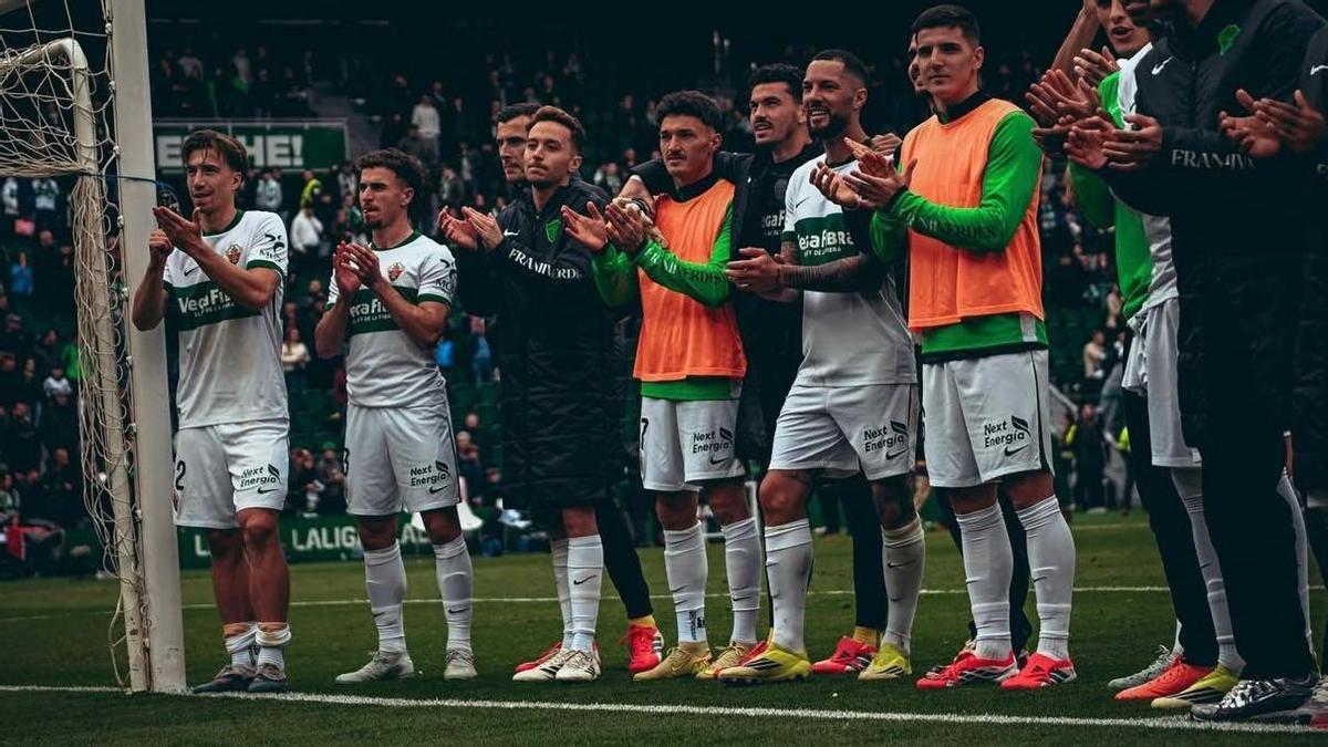 La plantilla del Elche agradece el apoyo a la afición tras la victoria frente al Mallorca.