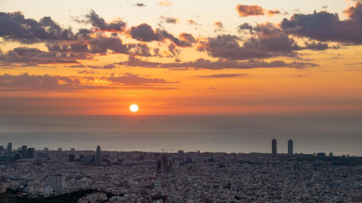 Pocas nubes a la salida del sol en Barcelona, el 2 de noviembre del 2022