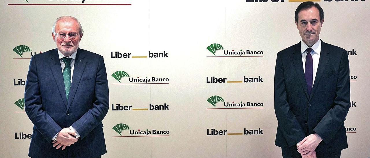 Desde la izquierda, Manuel Azuaga, presidente ejecutivo de Unicaja Banco, y Manuel Menéndez, consejero delegado de Liberbank, ayer en Málaga.