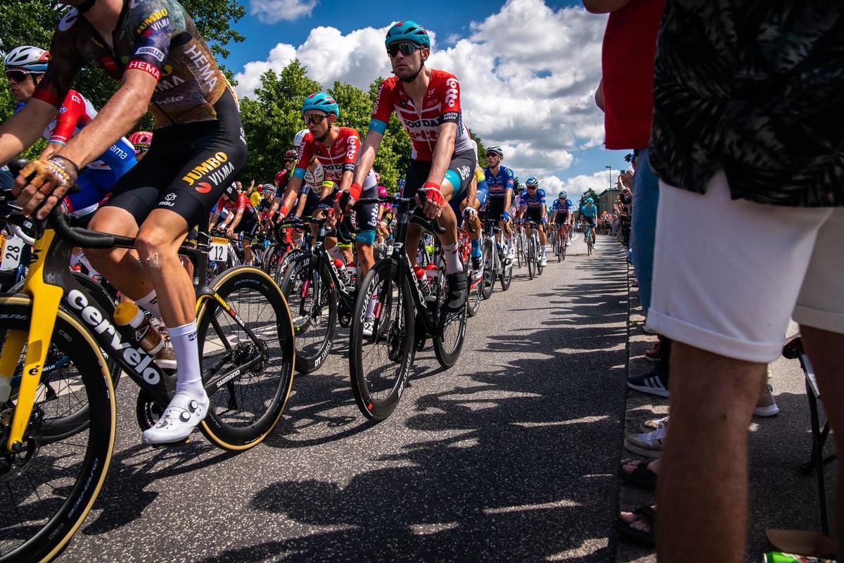 Roskilde (Denmark), 02/07/2022.- Riders at the start for the second stage of the Tour de France 2022 cycling race, over 202.5km between Roskilde and Nyborg, in Roskilde, Denmark, 02 July 2022. (Ciclismo, Dinamarca, Francia) EFE/EPA/Ida Marie Odgaard DENMARK OUT