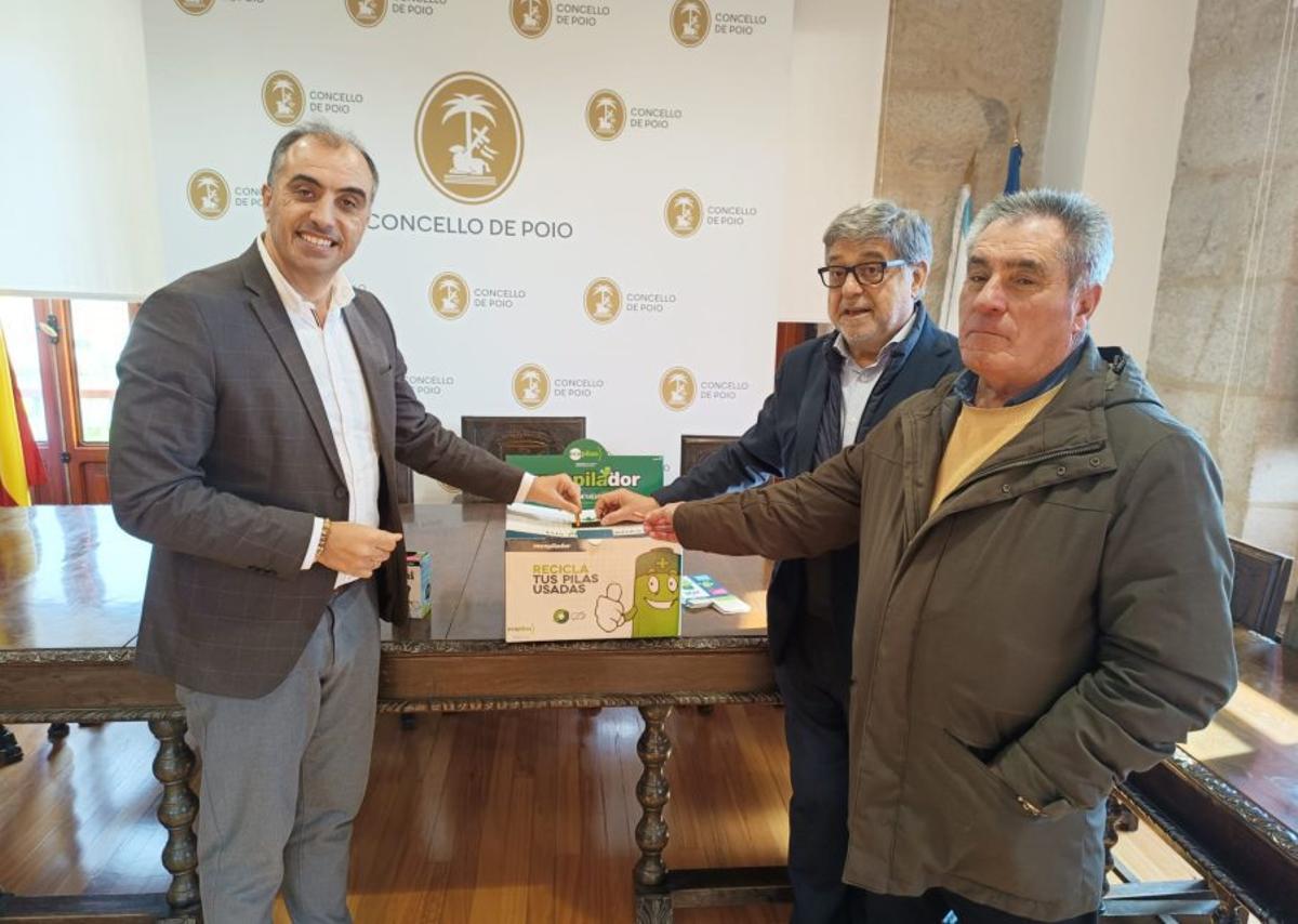 El alcalde de Poio junto a miembros de la Fundación. | FdV