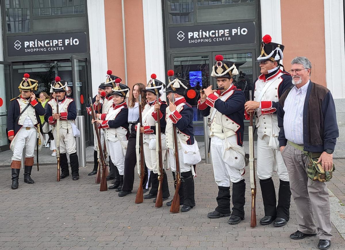 Los madrileños se fotografían con los voluntarios de la recreación del 2 de Mayo