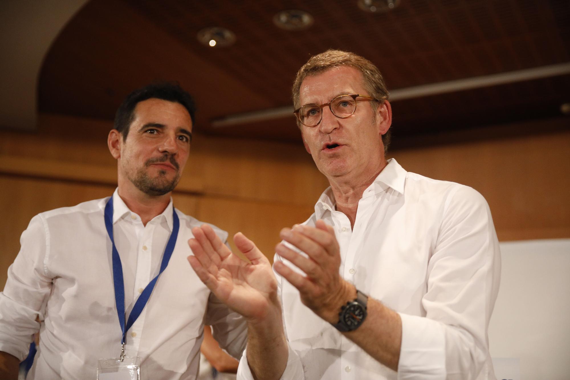 Feijóo con el presidente provincial del PP de Barcelona, Manu Reyes.