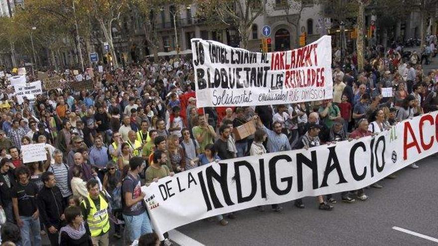 Decenas de miles de indignados marchan por las calles de Barcelona