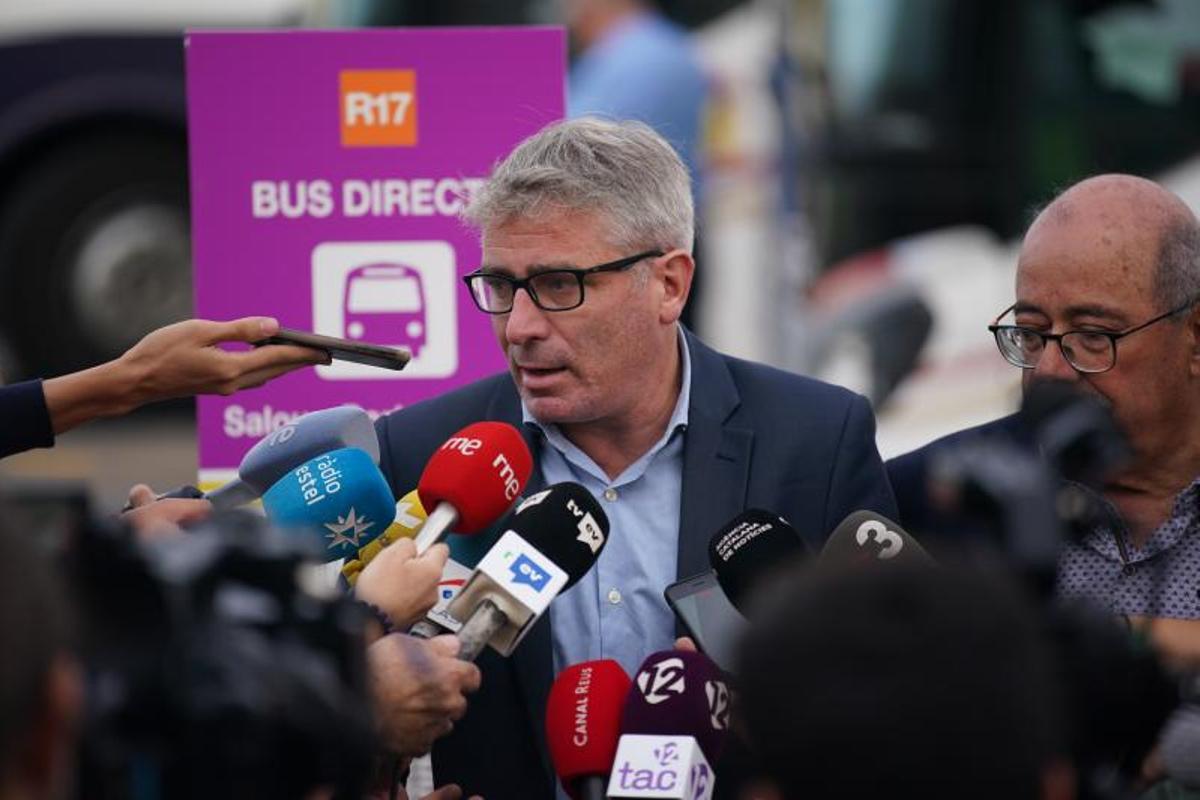 El director de Rodalies Catalunya, Antonio Carmona, en una atención a los medios de comunicación en Sant Vicenç de Calders.