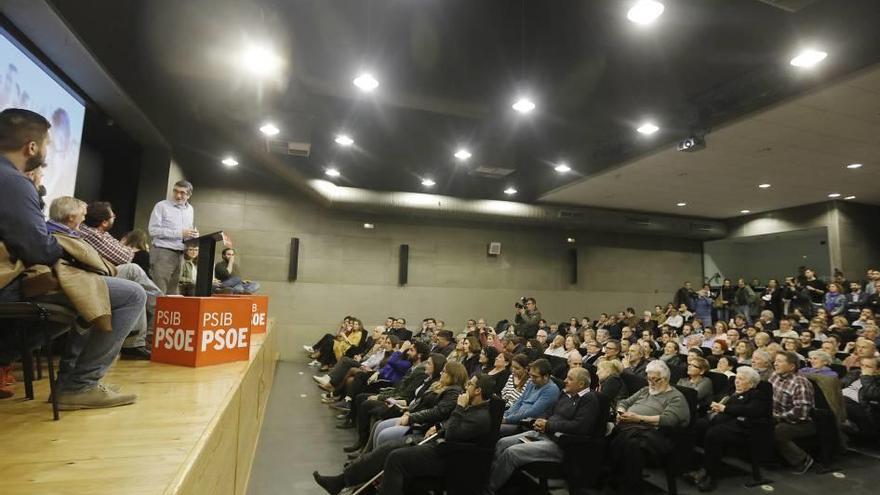 Doscientas personas asistieron al acto del exlehendakari en Palma.