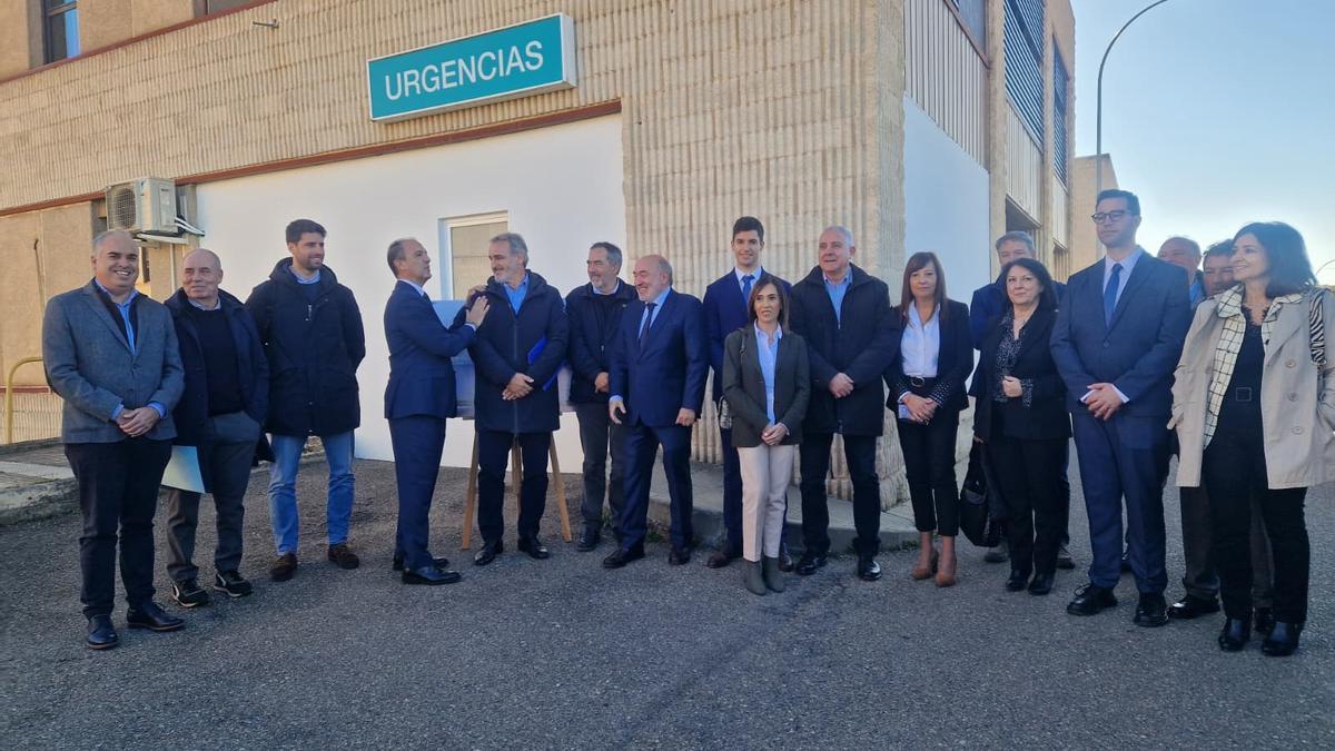 El consejero de Sanidad junto a responsables del sector de Calatayud, representantes institucionales y sociales, en la zona donde se van a ampliar las urgencias del hospital de Calatayud.