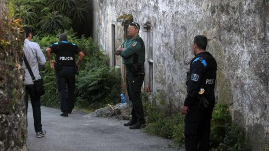 Arriba, la Policía y la Guardia Civil vigilan la casa en la que sucedieron los hechos. Abajo, una patrulla controlando la  rotonda de A Rúa. // Santos Álvarez