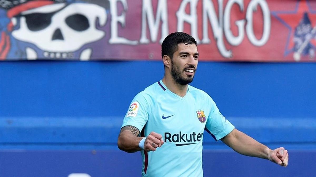 Luis Suárez celebra el gol que marcó en Ipurua que adelantaba al Barça.