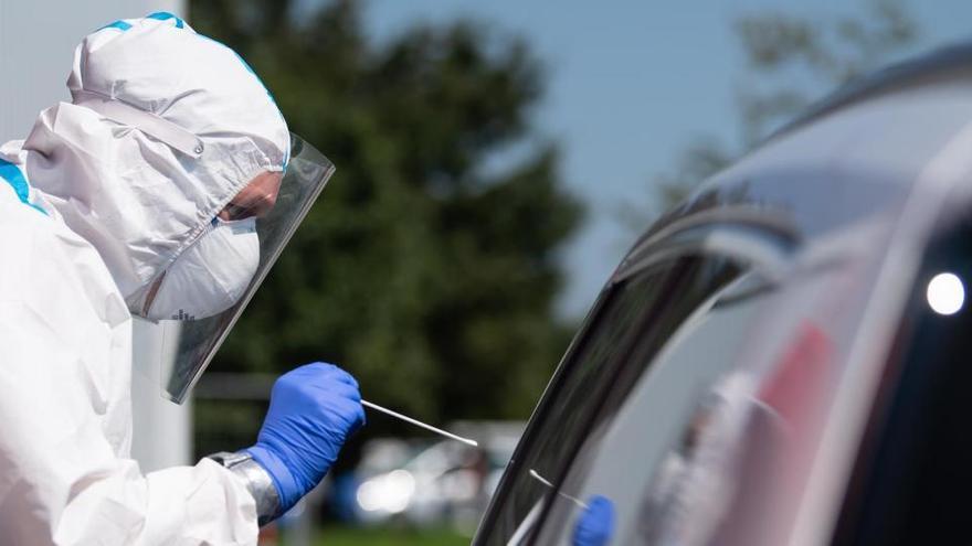 Un sanitario realiza una prueba PCR en Alemania.