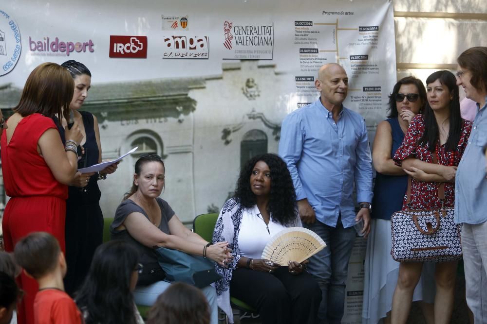 La cantante Gloria Gaynor visita el colegio público Luis Vives de Valencia