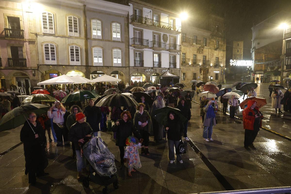 En imágenes: El concurso de murgas de Avilés bajo la lluvia En imágenes: El concurso de murgas de Avilés bajo la lluvia