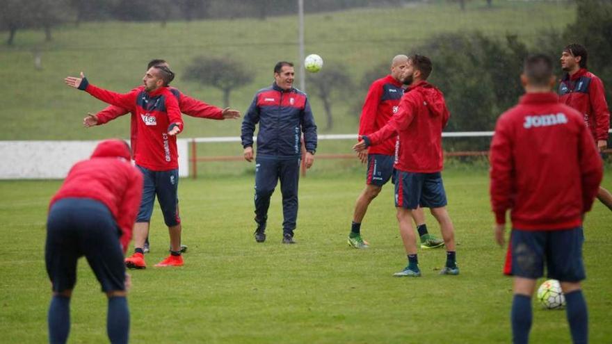 Sandoval, en el centro, durante el entrenamiento del Granada en Mareo.