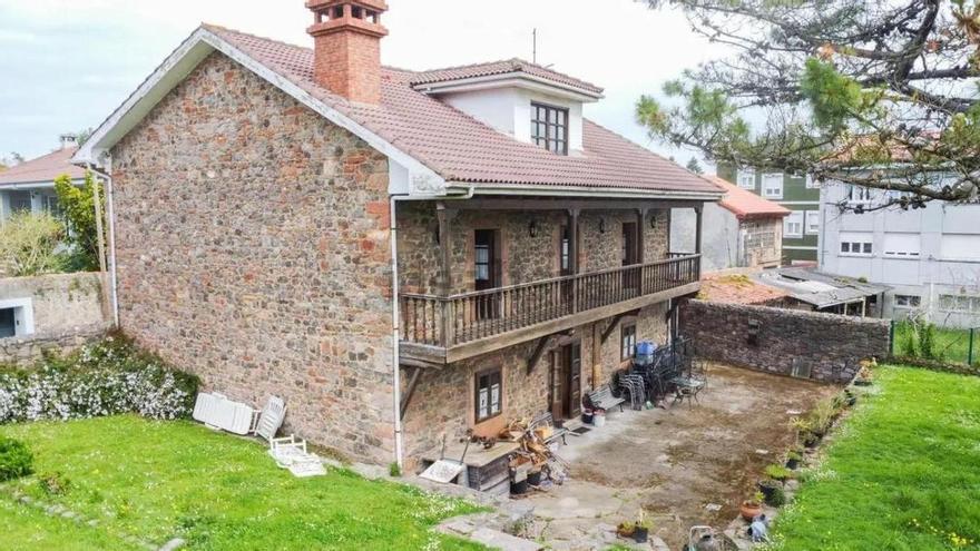 A la venta por más de medio millón de euros una histórica casona de Avilés vinculada a Alejandro Casona