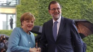 El presidente del Gobierno y la canciller alemana, a su llegada a la reunión de jefes de Estado y de Gobierno de la UE de los miembros del G20.