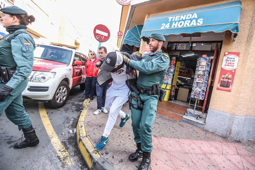 [SIN TITULO] La Generalitat realiza un gran despliegue de recursos, incluido un simulacro de una situación de pillajes en comercios tras un terremoto, helicóptero, bomberos o la intervención de la UME