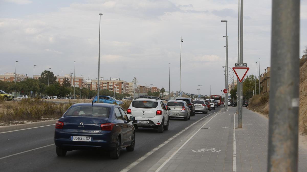 Uno de los atascos de tráfico que se forman habitualmente en la Vía Parque de Alicante
