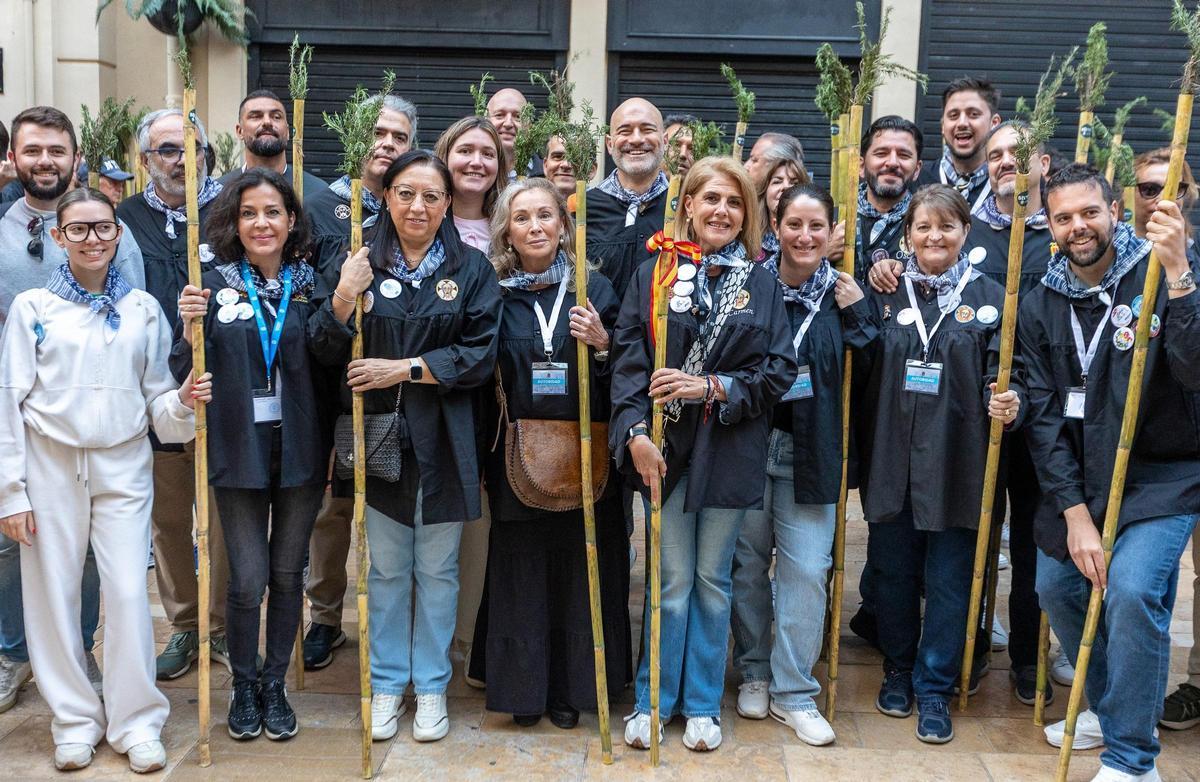 Representantes de Vox, con la presidenta de las Cortes, Llanos Massó, a la cabeza.