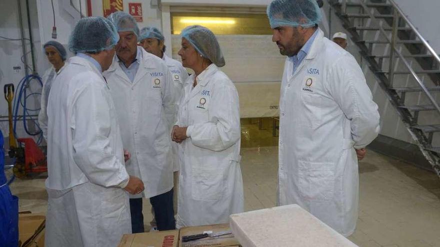 Carmela Silva, Juan Manuel Rey y Uxío Benítez durante su visita a la empresa Clavo Food Factory. // N. P.