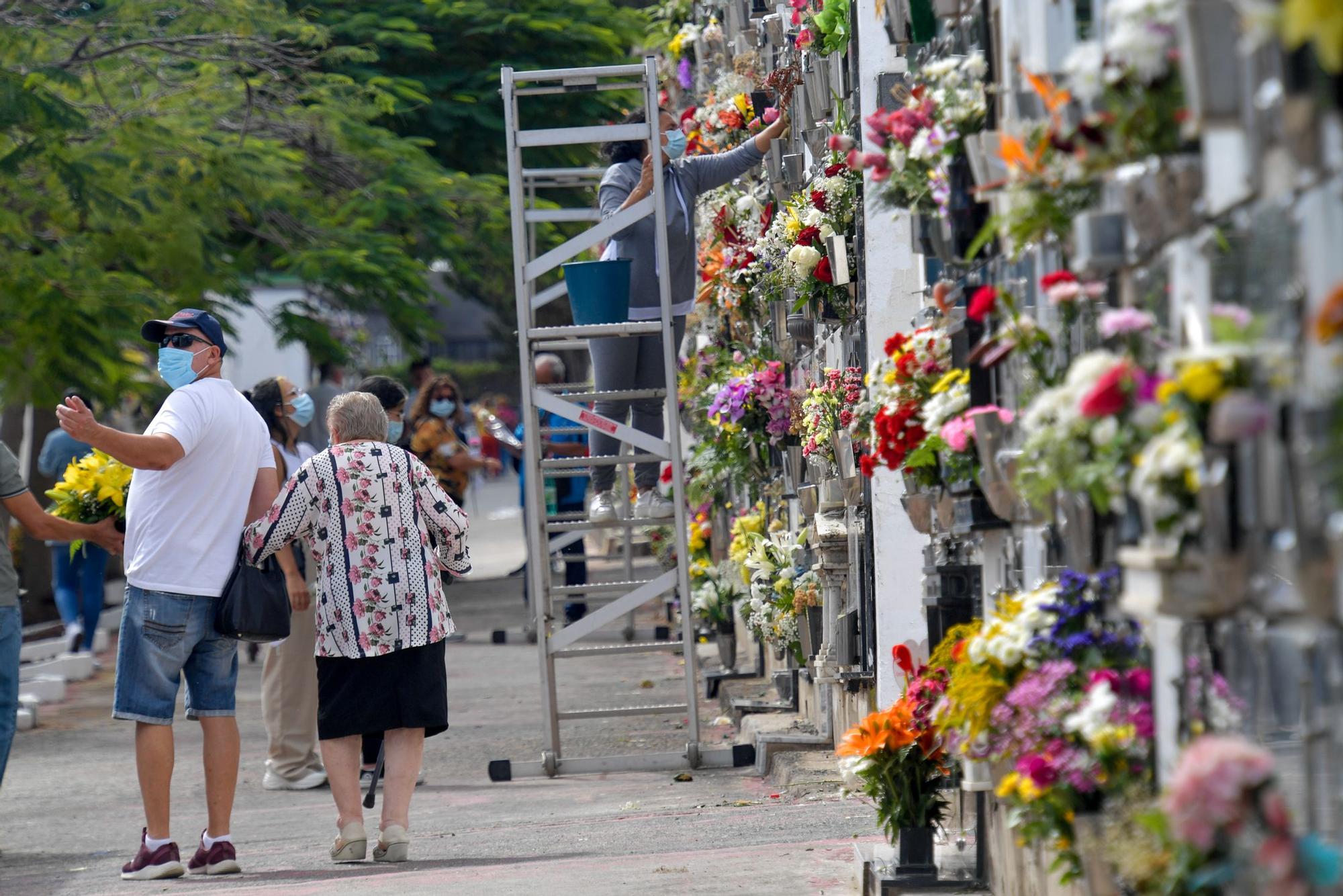 Día de Todos los Santos en el cementerio de San Lázaro (01/11/2021)