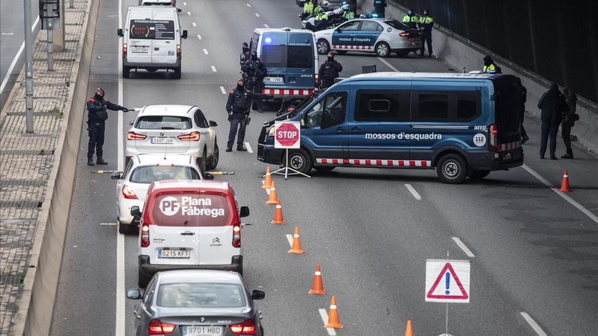 Barcelona 07 01 2021  Control de movilidad de los Mossos d Esquadra en la Gran Via a la altura del Carrer Bilbao para hacer cumplir el confinamiento municipal para intentar frenar los contagios de coronavirus covid-19  Foto de Ferran Nadeu