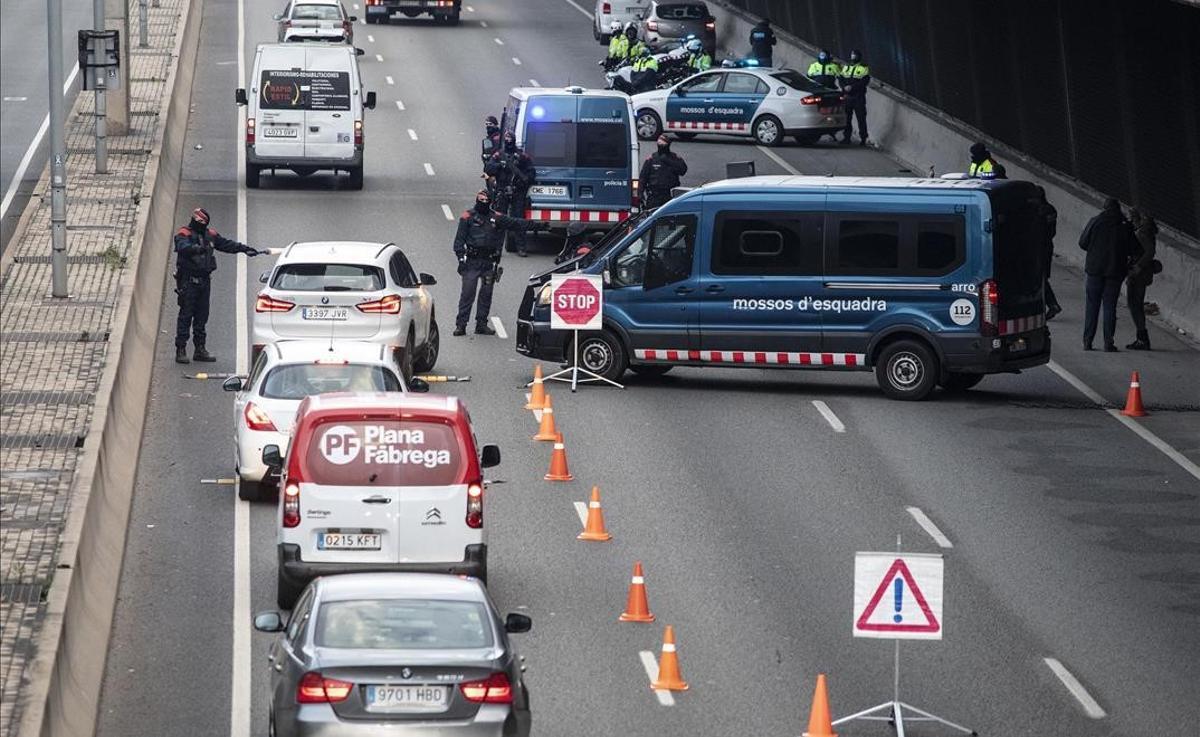 Control de movilidad de los Mossos d Esquadra en la Gran Via a la altura de la calle de Bilbao, en Barcelona.