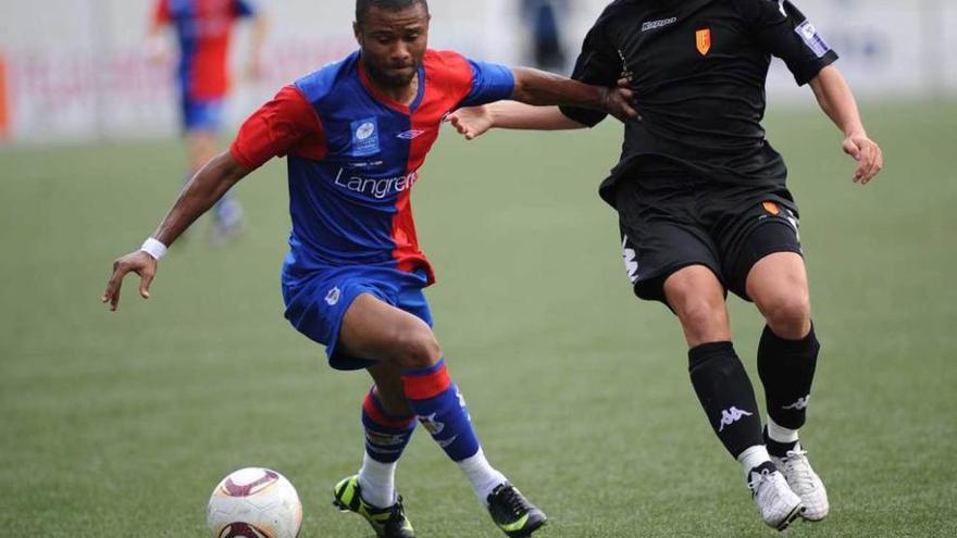 Kily controla un balón en el arranque del Langreo de la temporada 2011-2012, ante el Luarca.