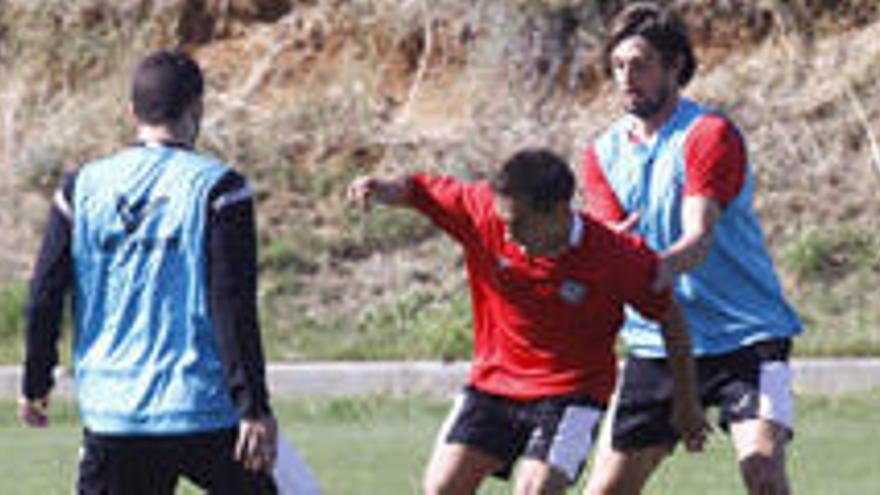 Hugo Aguado intenta regatear a Mario Núñez y Héctor Peña durante un ejercicio del entrenamiento de ayer.