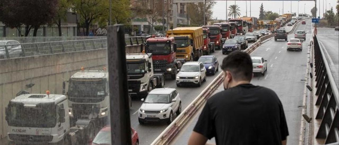 Una caravana de camiones recorre de forma lenta las principales avenidas de Murcia. EFE