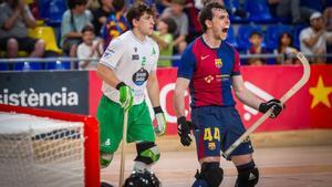 Llorca celebra uno de los seis goles del Bar?a ante el Liceo
