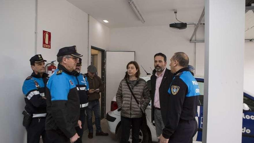 Ricardo Fernández y Cristina Pontón con varios policías.