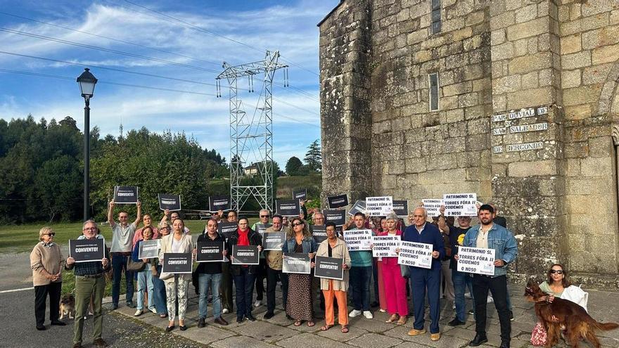 "Esperpento, fóra do convento!", la proclama para exigir la retirada de la torre de alta tensión del monasterio de Bergondo