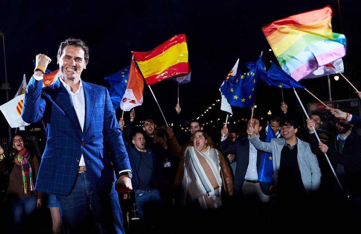 Albert Rivera muestra su euforia durante el acto en Barcelona.