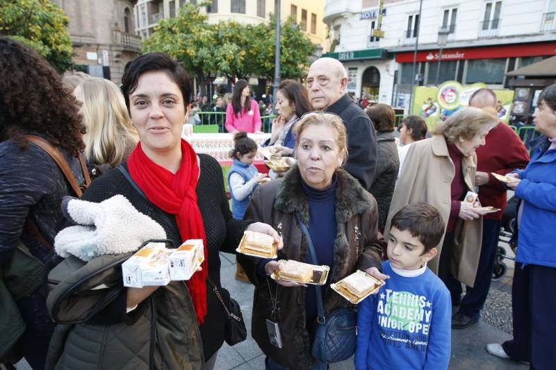 La degustación del pastel cordobés en Las Tendillas, en imágenes