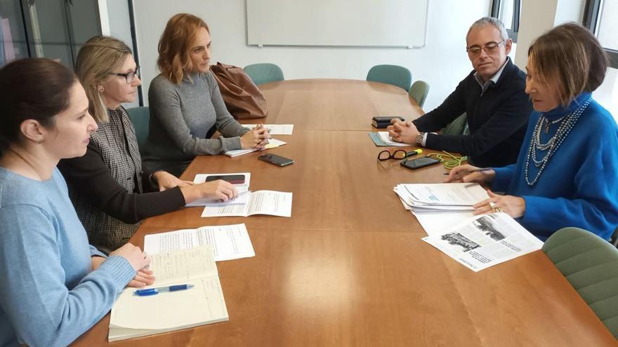 Por la izquierda, Verónica Menéndez, Elisa Collado, Cristina Cosián, Julio Vallaure y María Elena Arango, en la reunión celebrada ayer en la sede de la Consejería.