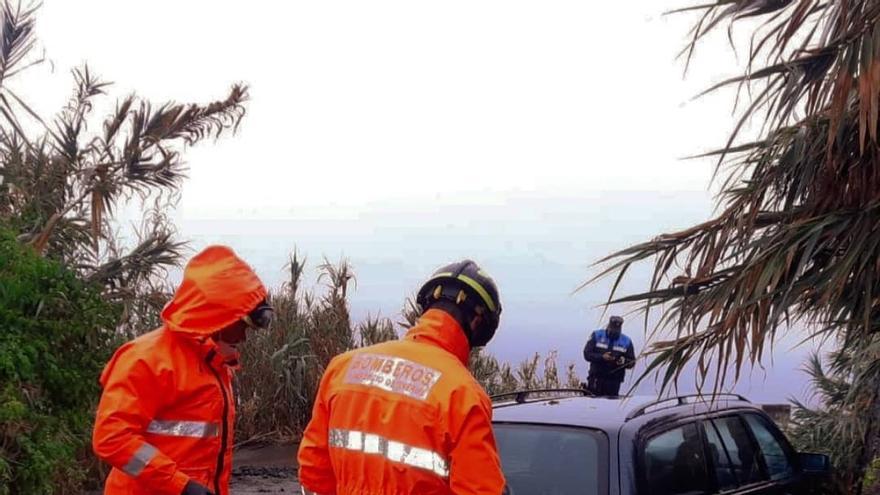 Bomberos extraen un vehículo arrastrado por las lluvias en La Orotava