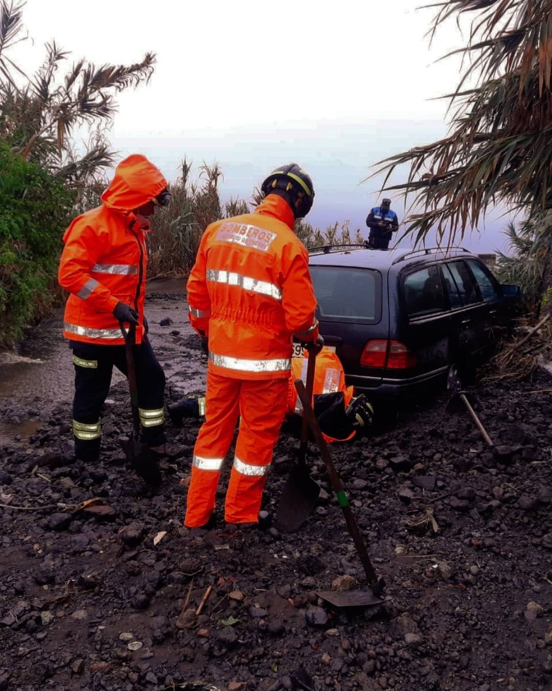 Bomberos extraen un vehículo arrastrado por las lluvias en La Orotava