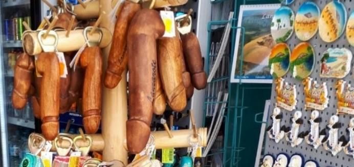 Denunciados cuatro locales por la venta de souvenirs pornográficos