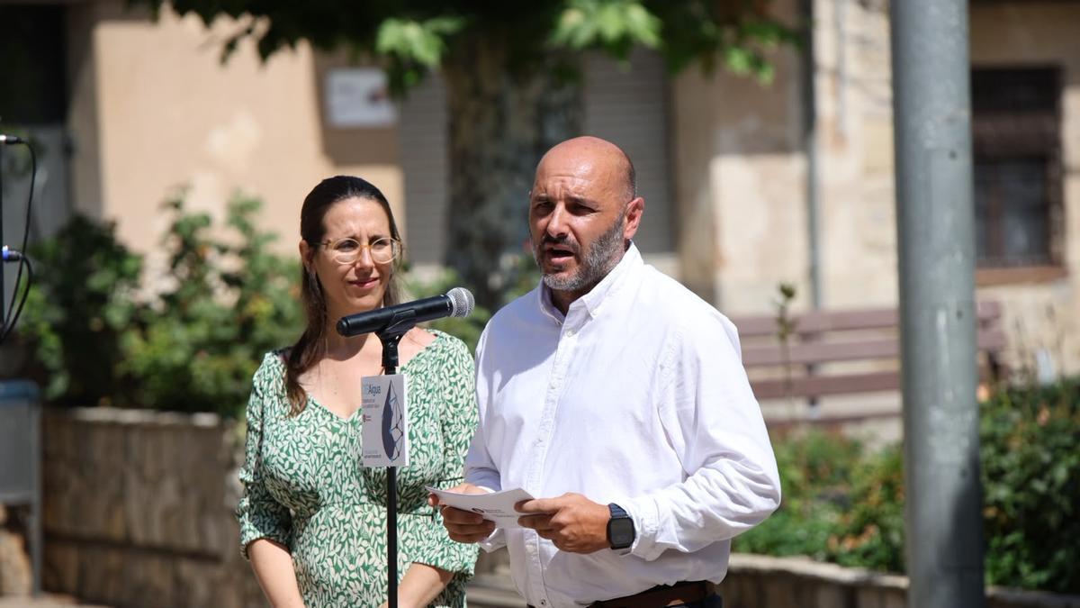 El diputat adjunt de Comerç, Consum i Salut Pública, Sam Núñez Amela, i l'alcaldessa de Sant Martí Sesgueioles, Marina Graells Adell, a l'acte de presentació de les actuacions de la Diputació